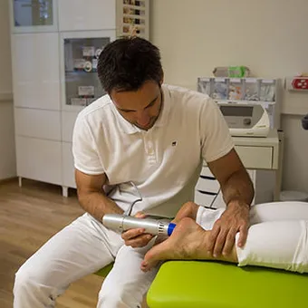 Dr. Giessauf bei der Stoßwellentherapie in Graz Umgebung